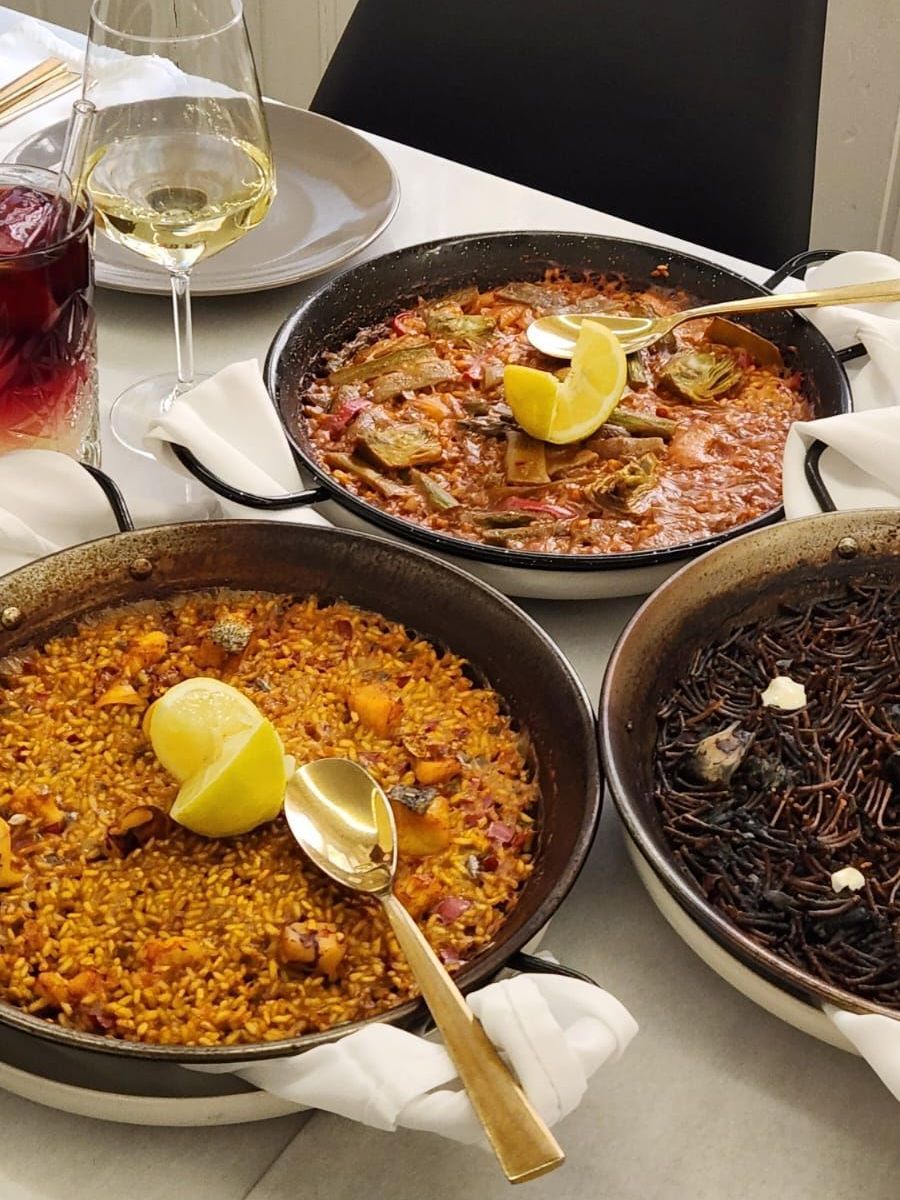 Mesa con varios arroces en paella individual