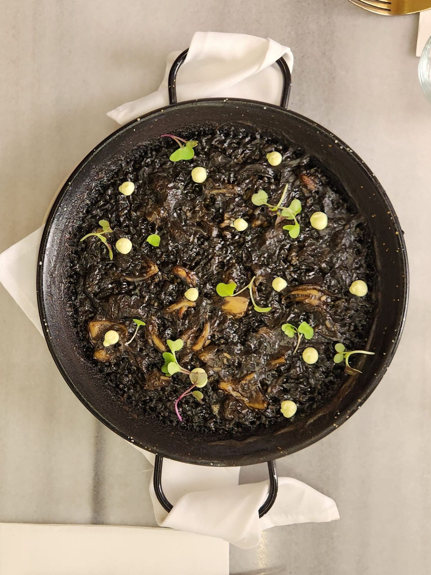 Arroz negro en paella individual