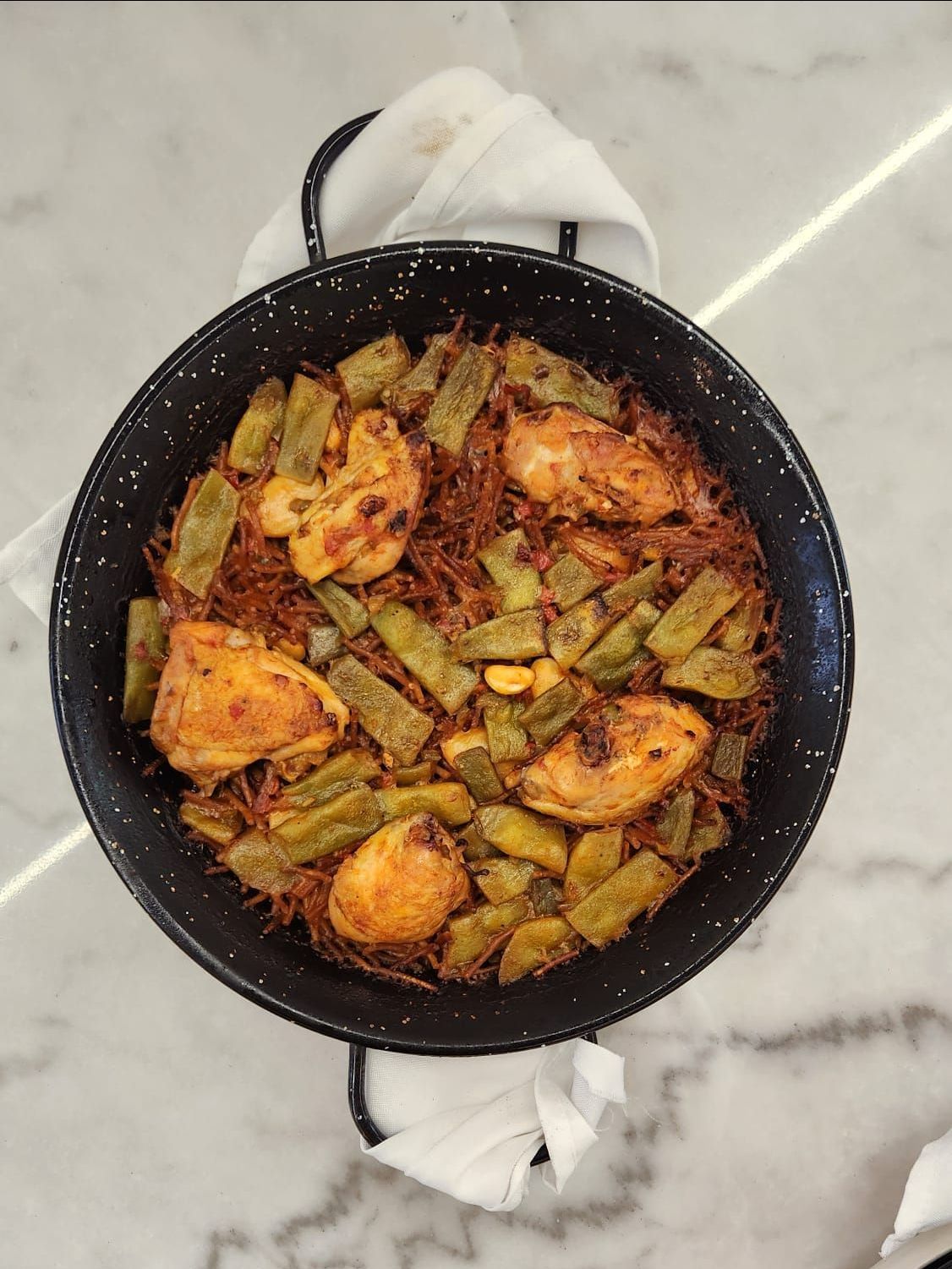 Arroz de pollo y verduras en paella individual