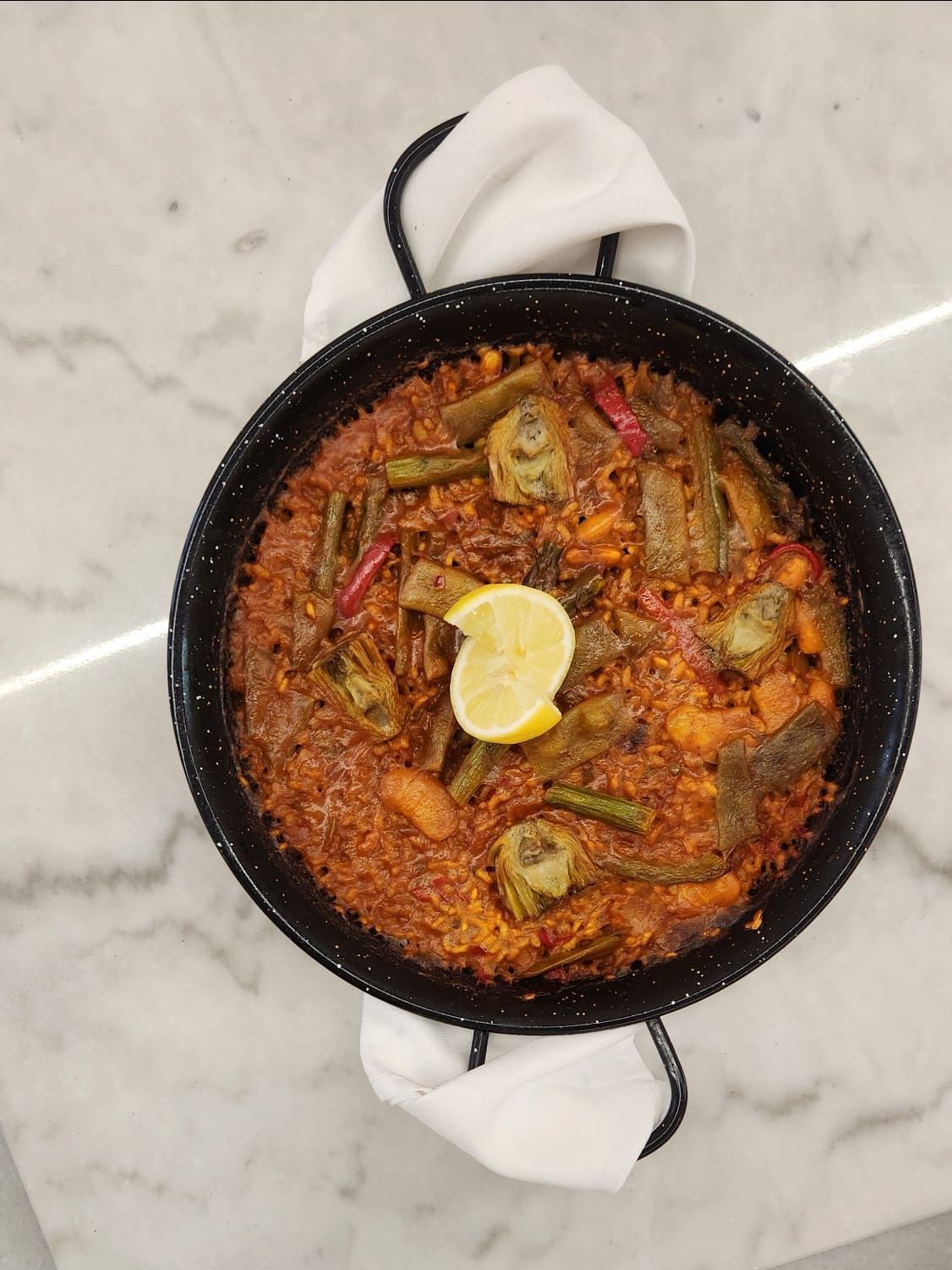 Arroz de verduras con alcachofas y espárragos