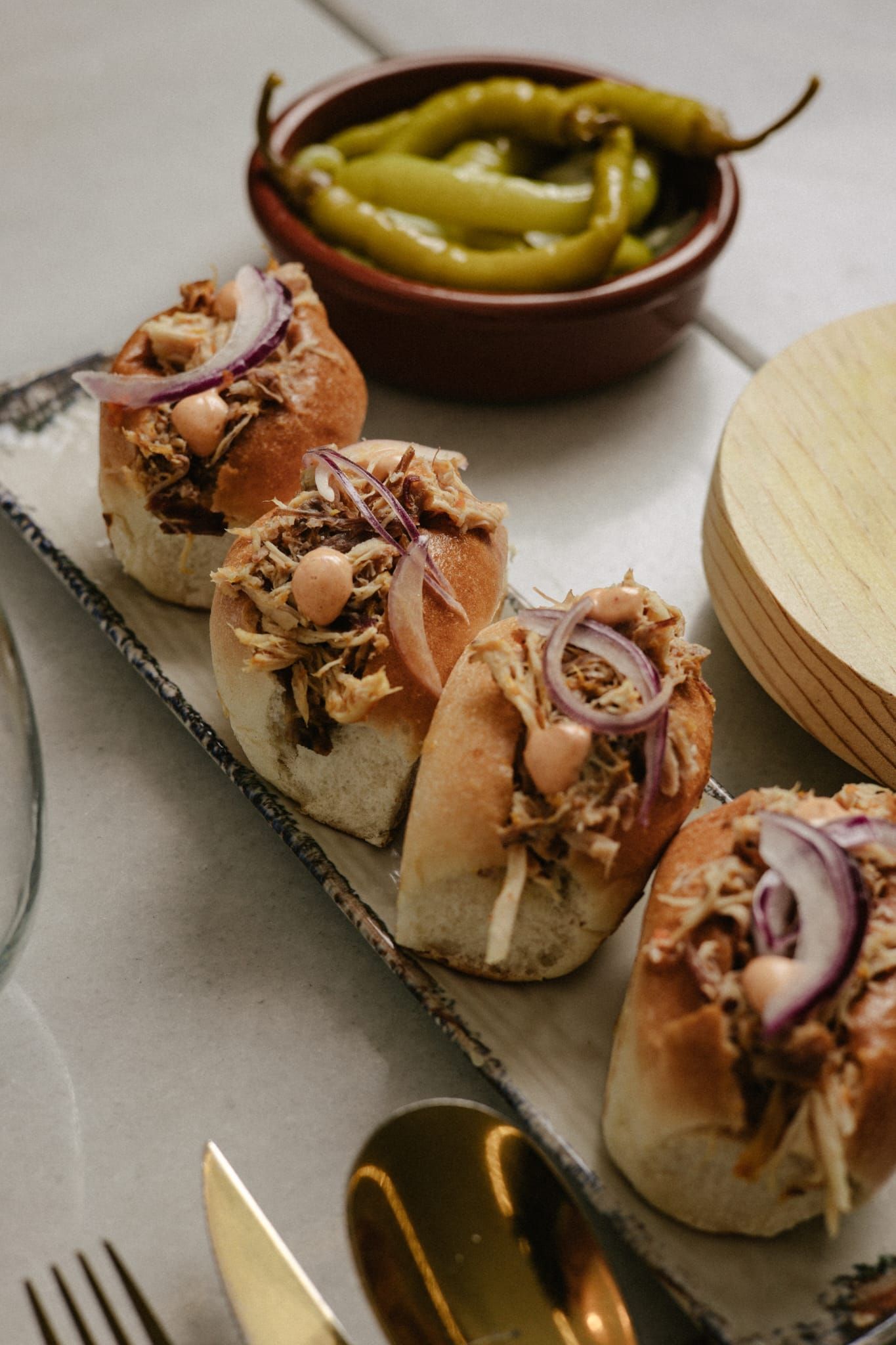 Brioche de ropa vieja con mayonesa chipotle