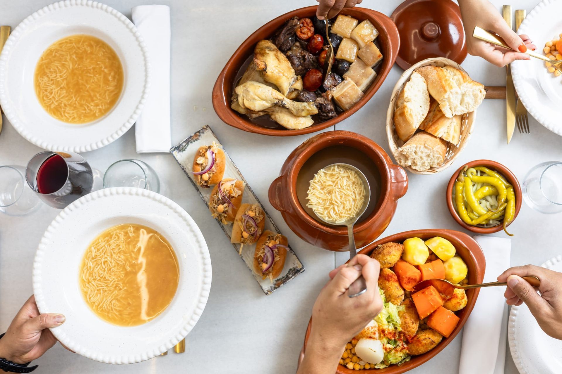 Mesa de Duo Restaurante con cocido madrileño servido en vuelcos